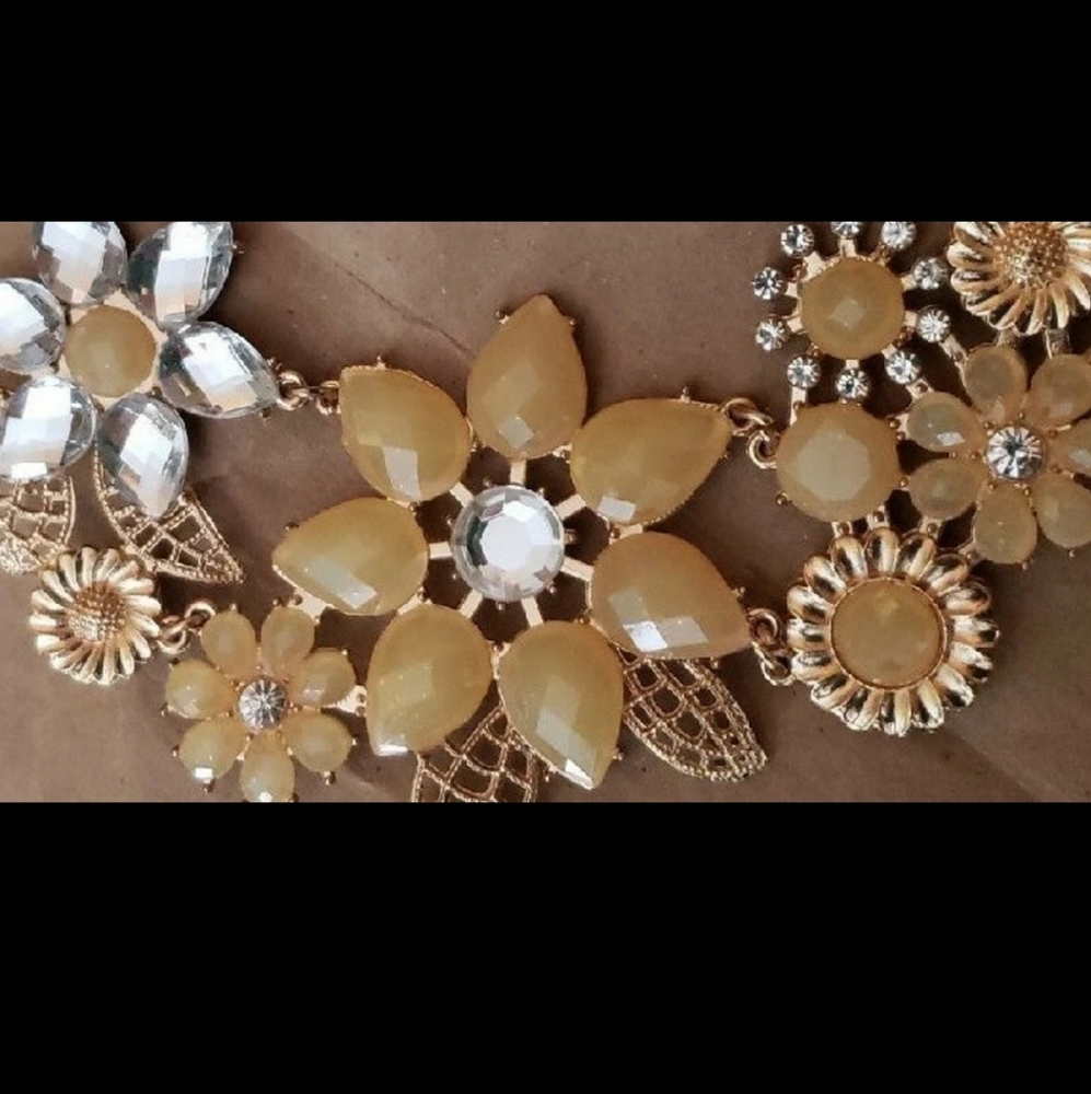 FLORAL FASHION NECKLACE NEW